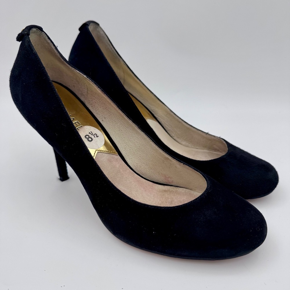 EUC Michael Michael Kors Black Suede Round Toe Pumps Heels Gold Logo Size‎ 8.5M